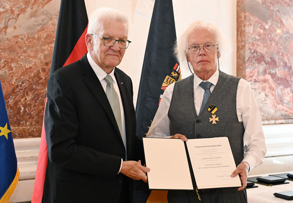 Auszeichnung Verdienstorden des Landes an 24 verdiente Persönlichkeiten Ministerpräsident Winfried Kretschmann (links) und Ernst Heimes (rechts)