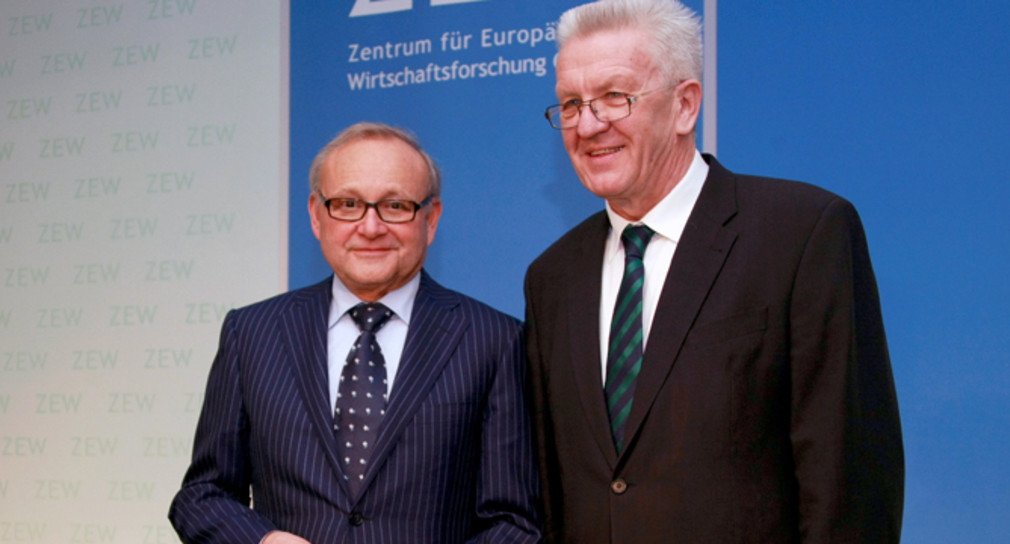 Ministerpräsident Winfried Kretschmann (r.) überreicht dem scheidenden ZEW-Präsidenten Wolfgang Franz (l.) das Bundesverdienstkreuz 1. Klasse (Foto: Erich Dichiser/ZEW)