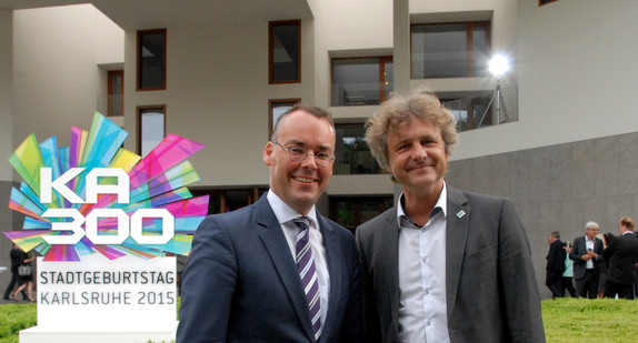 Minister Peter Friedrich, selbst gebürtiger Karlsruher, mit Oberbürgermeister Dr. Frank Mentrup