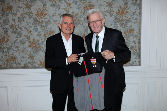 Treffen Kretschmann empfängt VfB-Präsident Dietrich Ministerpräsident Winfried Kretschmann (r.) und der Präsident des VfB Stuttgart, Wolfgang Dietrich (l.)