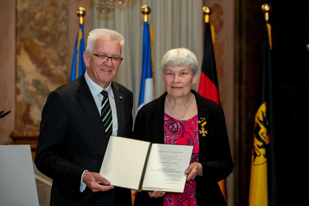 Ministerpräsident Winfried Kretschmann (l.) und Bettina Noack (r.) 