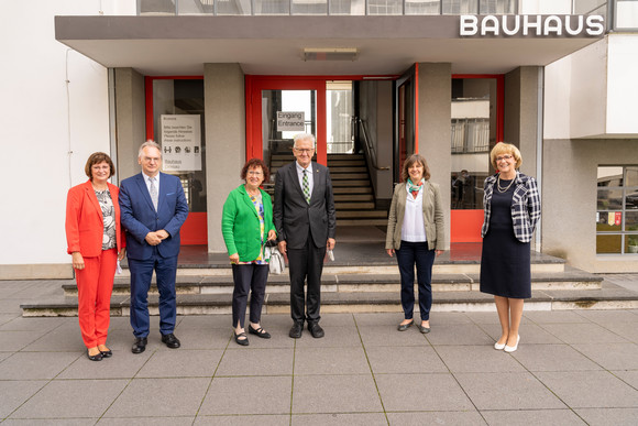 v.l.n.r.: Gabriele und Reiner Haseloff, Ministerpräsident von Sachsen-Anhalt, mit Ministerpräsident Winfried Kretschmann und Ehefrau Gerlinde, Regina Bittner, stellvertretende Bauhaus-Direktorin, und Dessaus Finanzbürgermeisterin Sabrina Nußbeck vor dem Bauhaus Gebäude in Dessau (Bild: Staatsministerium Baden-Württemberg)