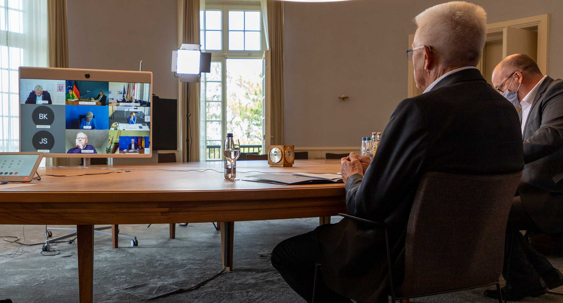 Ministerpräsident Winfried Kretschmann in einer Videoschaltkonferenz mit Bundeskanzlerin Angela Merkel und den Regierungschefinnen und Regierungschefs der Länder.