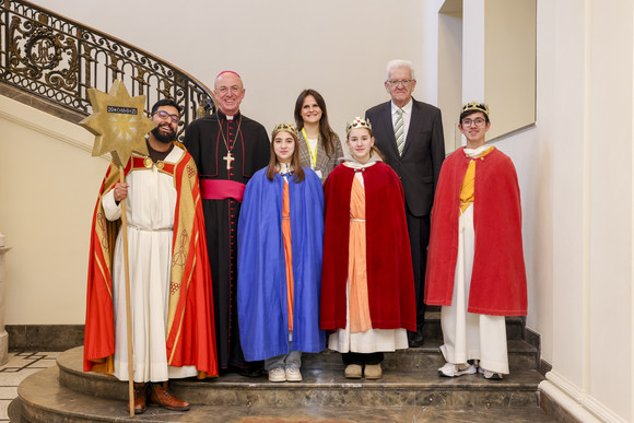 Aktion Dreikönigssingen Kretschmann empfängt Sternsingergruppen Ministerpräsident Winfried Kretschmann mit der Sternsingergruppe der Kirchengemeinde Lörrach & Inzlingen, Erzdiözese Freiburg