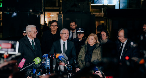 von links nach rechts: Ministerpräsident Winfried Kretschmann, Innenminister Thomas Strobl, Bundesinnenministerin Nancy Faeser und der Mannheimer Oberbürgermeister Christian Specht