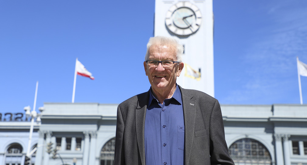 Ministerpräsident Winfried Kretschmann vor dem Ferry Building in San Francisco (Foto: Staatsministerium Baden-Württemberg)