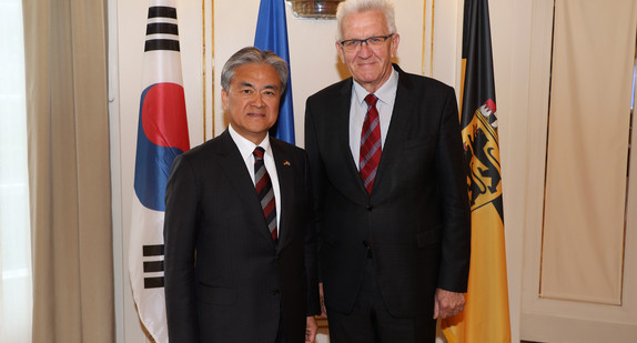Ministerpräsident Winfried Kretschmann (r.) und der koreanische Botschafter Dr. Bum Goo Jong (l.) (Bild: Staatsministerium Baden-Württemberg)