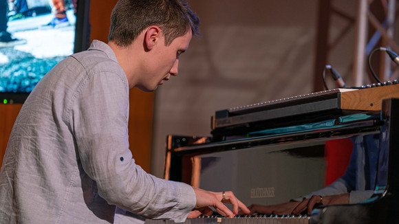 Hannes Stollsteimer spielt am Piano