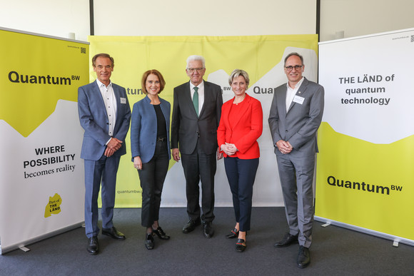 von links nach rechts: QuantumBW-Sprecher Dr. Volkmar Denner, Wissenschaftsministerin Petra Olschowski, Ministerpräsident Winfried Kretschmann, Wirtschaftsministerin Dr. Nicole Hoffmeister-Kraut und QuantumBW-Sprecher Professor Joachim Ankerhold