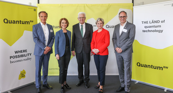 von links nach rechts: QuantumBW-Sprecher Dr. Volkmar Denner, Wissenschaftsministerin Petra Olschowski, Ministerpräsident Winfried Kretschmann, Wirtschaftsministerin Dr. Nicole Hoffmeister-Kraut und QuantumBW-Sprecher Professor Joachim Ankerhold