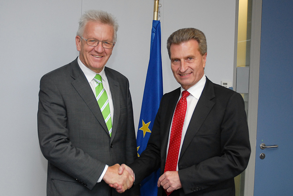 Ministerpräsident Winfried Kretschmann (l.) und EU-Energiekommissar Günther H. Oettinger (r.) am Mittwoch (13.07.2011) beim Sommerfest der Landesvertretung Baden-Württembergs bei der EU in Brüssel