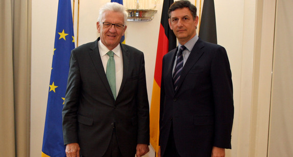 Ministerpräsident Winfried Kretschmann (l.) und der stellvertretende Ministerpräsident und Minister für Wirtschaft, Handel und wirtschaftlichen Rahmenbedingungen von Rumänien, Costin Borc (r.)