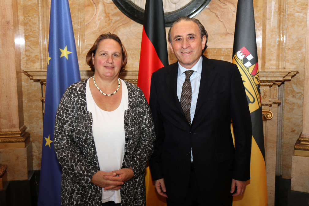 Staatssekretärin Theresa Schopper (l.) und der Botschafter der Republik Chile, Patricio Pradel (r.)