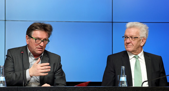 Ministerpräsident Winfried Kretschmann (r.) und der Minister für Soziales und Integration, Manne Lucha (l.), bei der Regierungspressekonferenz