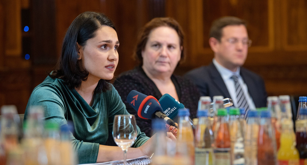 v.l.n.r.: Salwa Rasho, Jesidin und IS-Überlebende, Staatsministerin Theresa Schopper und der Tübinger Mediziner Florian Junne bei einem Pressegespräch (Bild: Marijan Murat/dpa)