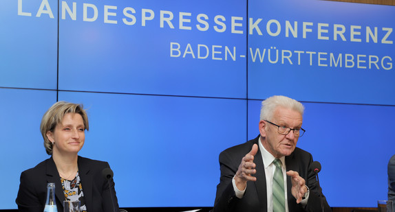 Ministerpräsident Winfried Kretschmann (r.) und Wirtschaftsministerin Dr. Nicole Hoffmeister-Kraut (l.) bei der Regierungspressekonferenz (Bild: Staatsministerium Baden-Württemberg)