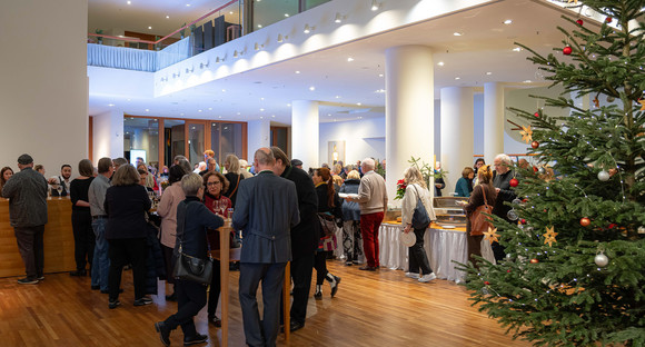 12. Kleinkunstabend: Impression aus dem Foyer mit Gästen