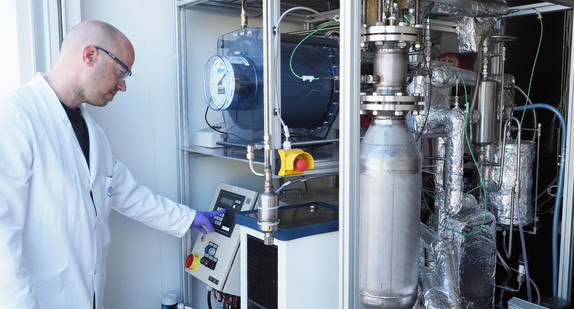 Forschungsanlage am Zentrum für Sonnenenergie- und Wasserstoffforschung zum Direct Air Capture, dem Gewinnen von Kohlenstoffdioxid aus der Luft. Forschungsanlage am Zentrum für Sonnenenergie- und Wasserstoffforschung zum Direct Air Capture, dem Gewinnen von Kohlenstoffdioxid aus der Luft.