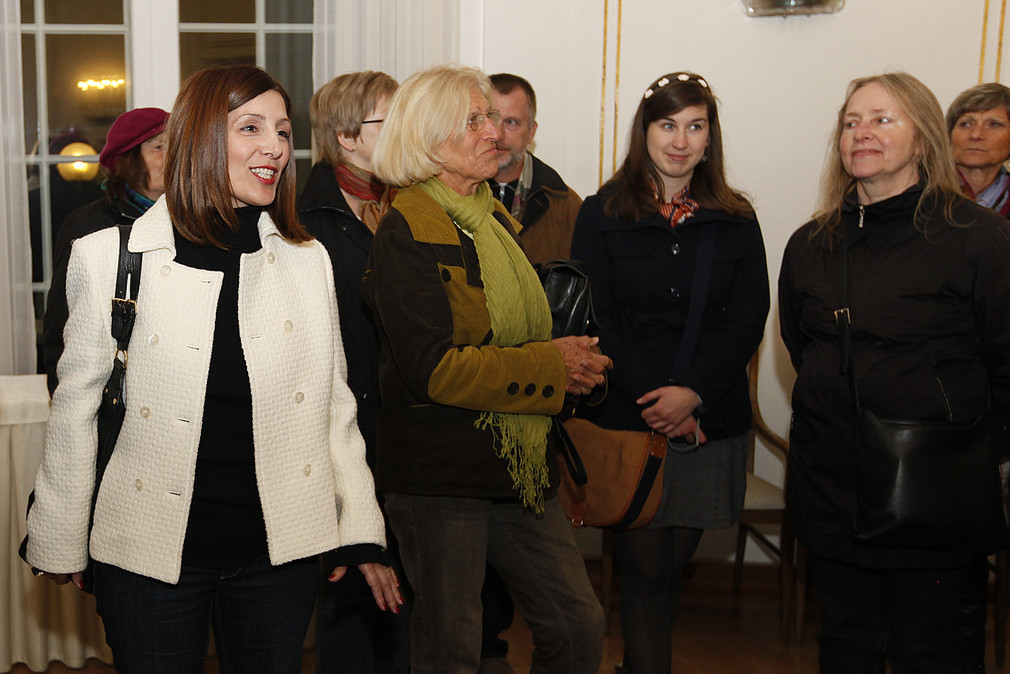 Im Rahmen der «stuttgartnacht» am 22. Oktober 2011 führt Integrationsministerin Bilkay Öney (l.) Besucher durch die Villa Reitzenstein.