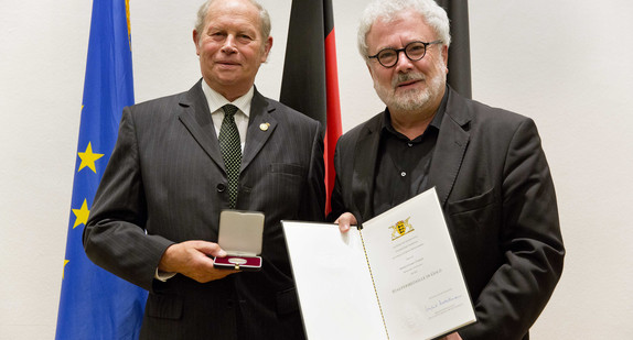 Garry Fabian (l.) und Staatssekretär Klaus-Peter Murawski (r.)