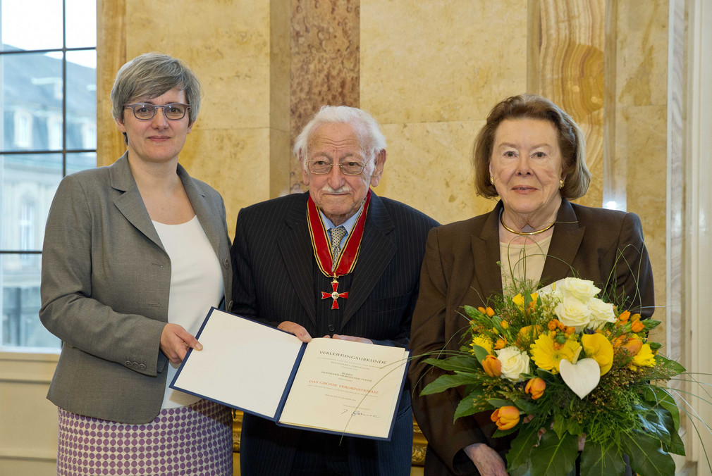 Ministerin Silke Krebs (l.) und Meinhard Tenné (M.) mit seiner Frau Inge Tenné (r.)