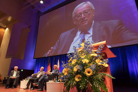 v.l.n.r.: Ministerpräsident Winfried Kretschmann, Moderator Thomas Hauser und EU-Kommissionspräsident Jean-Claude Juncker beim EU-Bürgerdialog (Bild: Karl-Heinz Raach)