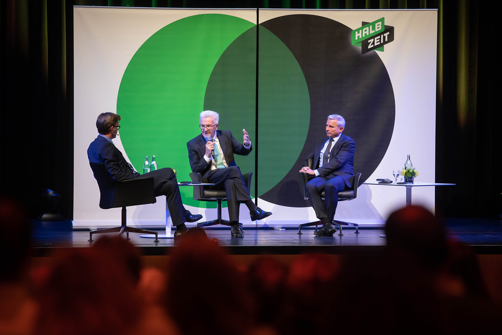 v.l.n.r.: Moderator Stefan Lutz (Südkurier), Ministerpräsident Winfried Kretschmann und Innenminister Thomas Strobl (Bild: Staatsministerium Baden-Württemberg)