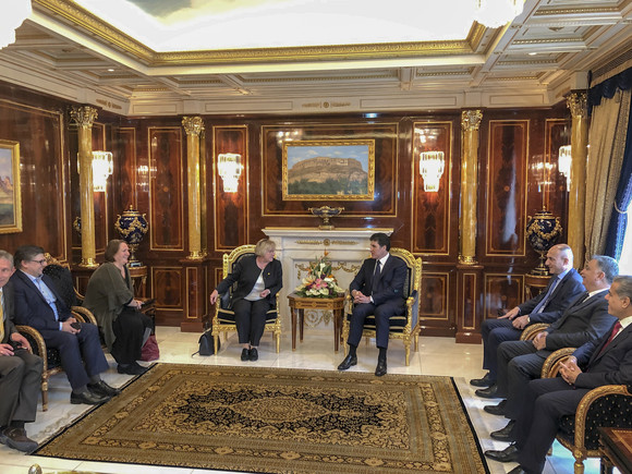 Die Delegation mit Vertretern der Regionalregierung Kurdistan-Irak. Theresia Bauer im Gespräch mit dem Ministerpräsidenten der Region Kurdistan-Irak Nêçîrvan Barzanî.