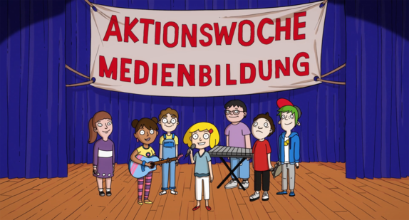 Bild aus dem Jubiläums-Clip zum zehnjährigen Bestehen der Initiative Kindermedienland Baden-Württemberg: Eine Gruppe Jugendlicher steht auf einer Bühne, darüber ein Banner mit der Aufschrift „Aktionswoche Medienbildung“.