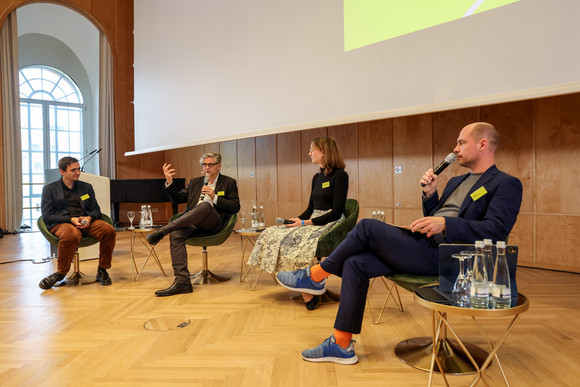 von links nach rechts: Podiumsdiskussion mit Philipp Krohn, Wirtschaftsredaktion Frankfurter Allgemeine Zeitung, Prof. Dr. Jan-Werner Müller, Princeton University (USA), Prof. Dr. Isabelle-Christine Panreck, Katholische Hochschule NRW, und Moderator Korbinian Frenzel