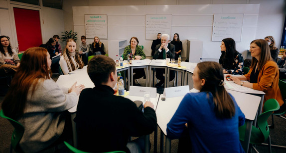 Ministerpräsident Winfried Kretschmann und Kultusministerin Theresa Schopper (beide hinten in der Mitte am Tisch sitzend) beim Besuch des Königin-Charlotte-Gymnasiums in Stuttgart 