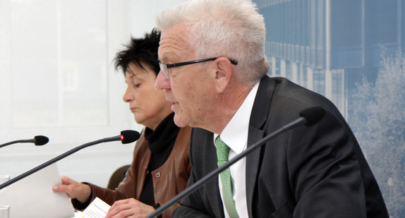 Ministerpräsident Winfried Kretschmann (r.) und Sozialministerin Katrin Altpeter (l.)