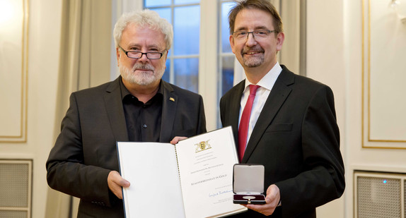 Staatssekretär Klaus-Peter Murawski (l.) und Prof. Dr. Matthias Schwab (r.)