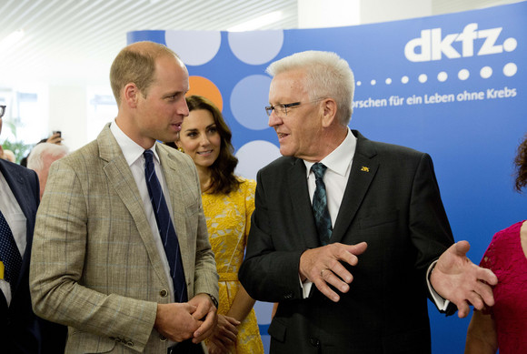 Deutsches Krebsforschungszentrum: Ministerpräsident Winfried Kretschmann (r.), Prinz William (l.) und Herzogin Catherine (M.)