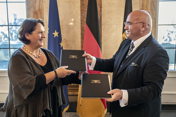 Staatsministerin Theresa Schopper (l.) und Daniel Strauß (r.), Vorsitzender des Landesverbands Deutscher Sinti und Roma (Bild: Staatsministerium Baden-Württemberg)