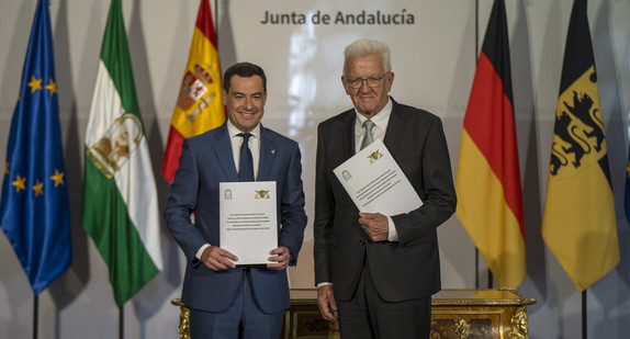 Ministerpräsident Winfried Kretschmann (rechts) und Juan Manuel Bonilla Moreno (links), Präsident der andalusischen Regionalregierung, nach der Unterzeichnung einer gemeinsamen Absichtserklärung.