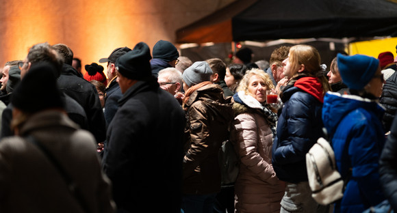 Zahlreiche Gäste genossen die winterliche Atmosphäre bei der Weihnachtsbaumerleuchtung