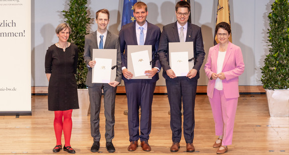 von links nach rechts: stellvertretende Leiterin des Landesjustizprüfungsamts Dr. Cornelia Iffland, Jannis Bantele, Oliver Justus Enning, Dr. Maximilian Gerhold, Ministerin der Justiz und für Migration Marion Gentges