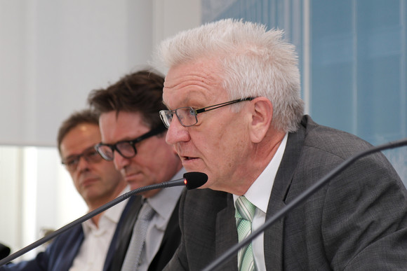 Ministerpräsident Winfried Kretschmann (r.), Sozial- und Integrationsminister Manne Lucha (M.) und Regierungssprecher Rudi Hoogvliet (l.)