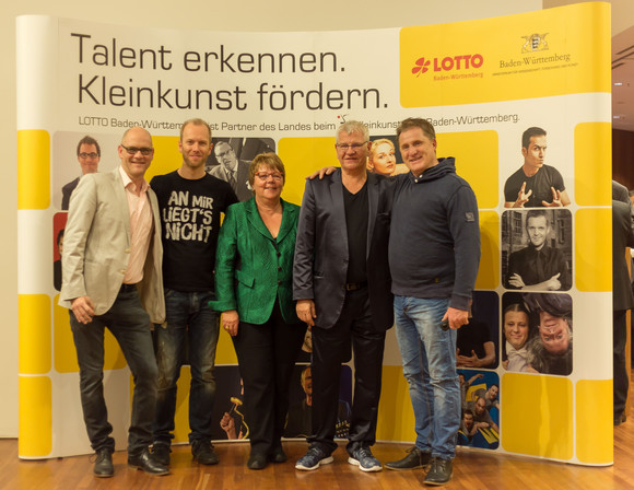 (L-R) Die vier Multitalente der Kabarettszene Ulrich Michael Heissig (alias Imgard Knef), Michael Krebs, Marion Caspers-Merk Geschäftsführerin Toto-Lotto GmbH Baden-Württemberg, Werner Koczwara und Bernd Kohlhepp.