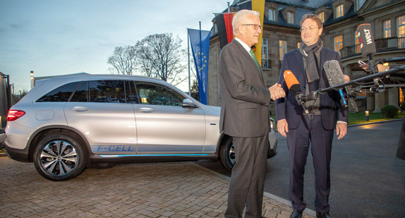 Ministerpräsident Winfried Kretschmann (l.) und Daimler-Vorstand Ola Källenius (r.) stehen vor dem Mercedes-Benz GLC F-CELL. (Bild: Staatsministerium Baden-Württemberg)