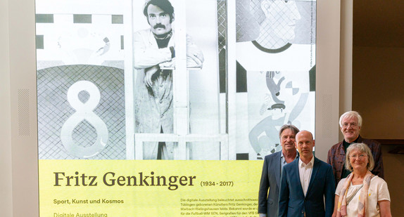 Die Startseite der digitalen Ausstellung zeigt Fritz Genkinger in seinem Atelier. Rechts im Bild stehen Gesundheitsminister Manne Lucha, Dienststellenleiter Stephan Ertner und das Ehepaar Manfred und Angelika Knappe, Freundeskreis Fritz Genkinger e.V. (v.l.n.r.)