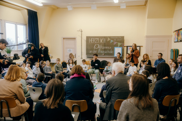 Ministerpräsident Winfried Kretschmann und Kultusministerin Theresa Schopper beim Austausch zu Bildungsreformen an der Pragschule Stuttgart 