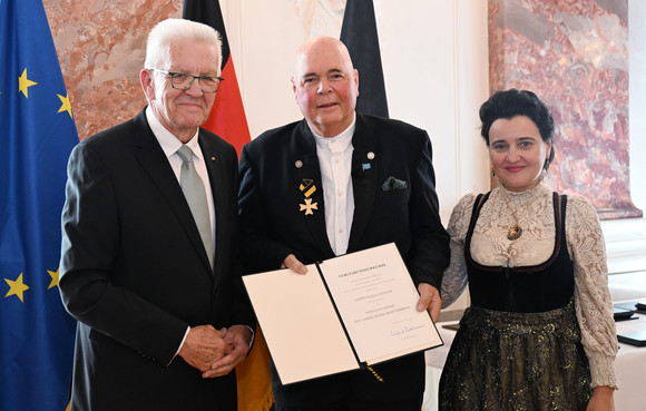 Auszeichnung Verdienstorden des Landes an 24 verdiente Persönlichkeiten Ministerpräsident Winfried Kretschmann (links) und Rudolf Bühler (Mitte)