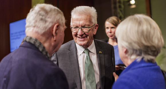 Ministerpräsident Winfried Kretschmann im Gespräch mit Gästen der Abendveranstaltung