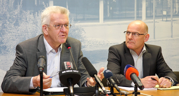 Ministerpräsident Winfried Kretschmann (r.) und der Minister für Verkehr und Infrastruktur, Winfried Hermann (r.)