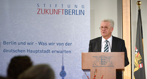 Ministerpräsident Winfried Kretschmann bei einer Hauptstadt-Rede am 08.11.2013 in der baden-württembergischen Landesvertretung in Berlin (Quelle: dpa)