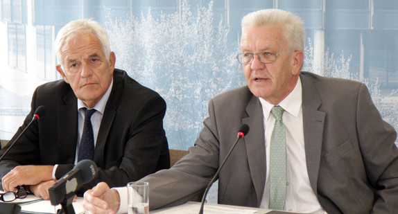 Ministerpräsident Winfried Kretschmann (r.) und Justizminister Rainer Stickelberger (l.)