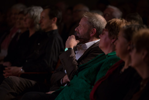 Staatssekretär Volker Ratzmann - Bevollmächtigter des Landes Baden-Württemberg beim Bund - und Marion Caspers-Merk - Geschäftsführerin Toto-Lotto GmbH Baden-Württemberg - genießen die Darbietung der Kabarettisten am sechsten Kleinkunstabend in der Landesvertretung.