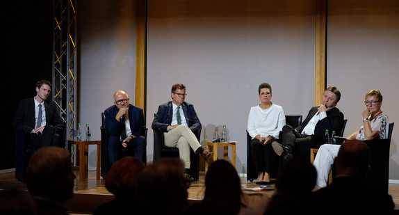 Jonas Esterl (Geschäftsstelle Kabinettsausschuss Ländlicher Raum), Dr. med. Norbert Metke (Vorsitzender des Vorstands der Kassenärztlichen Vereinigung BW), Minister Peter Hauk, Moderatorin Britta March, Minister Manne Lucha, Marie-Luise Linckh (Präsidentin der AGs der Landfrauenverbände Württemberg-Baden e.V.)